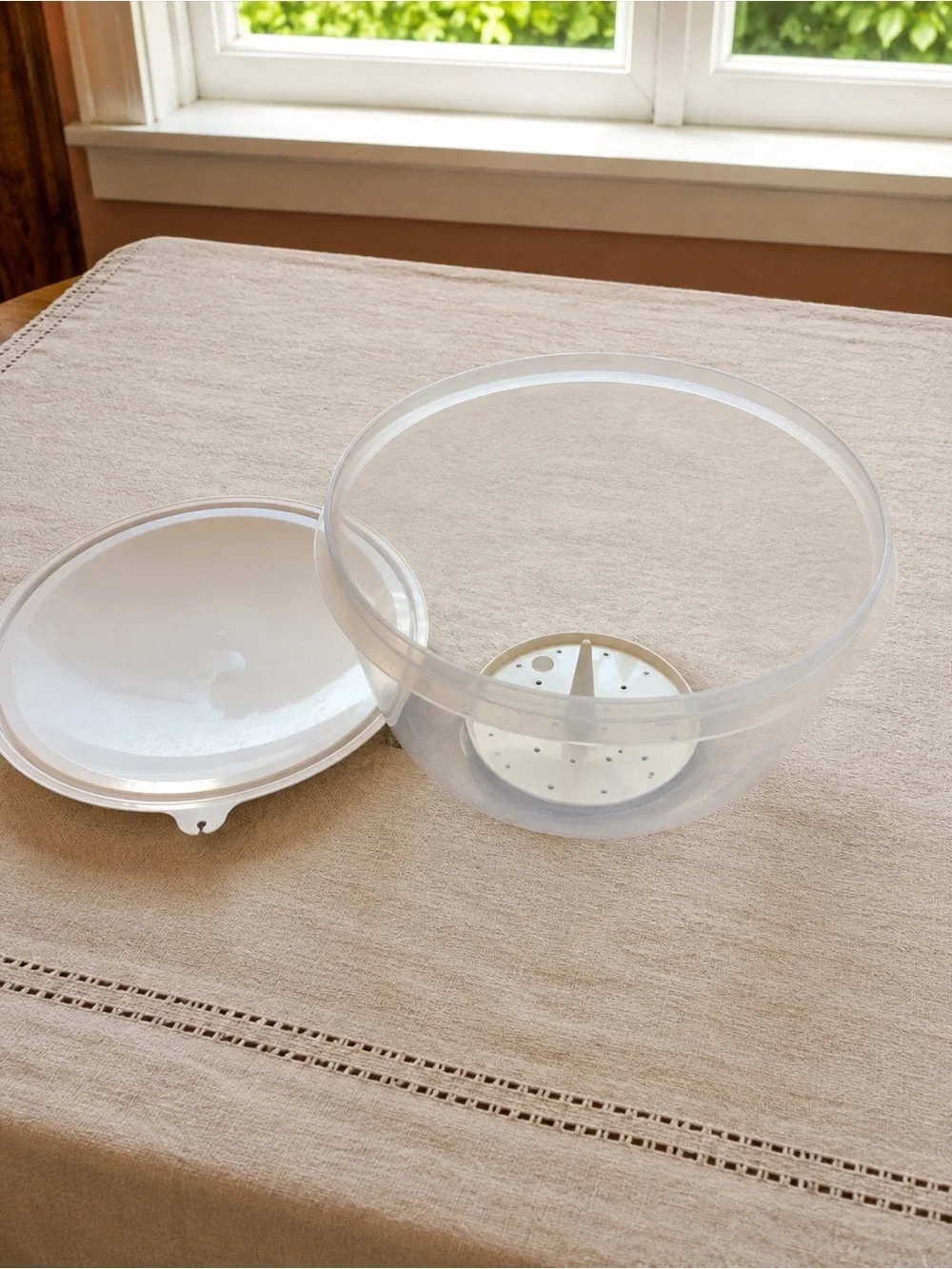 NEW Tupperware Crisp-it Lettuce Keeper 1424 Sheer Bowl White Lid & Spike